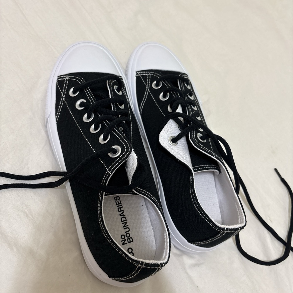 No Boundaries Women’s Black and White Sneakers